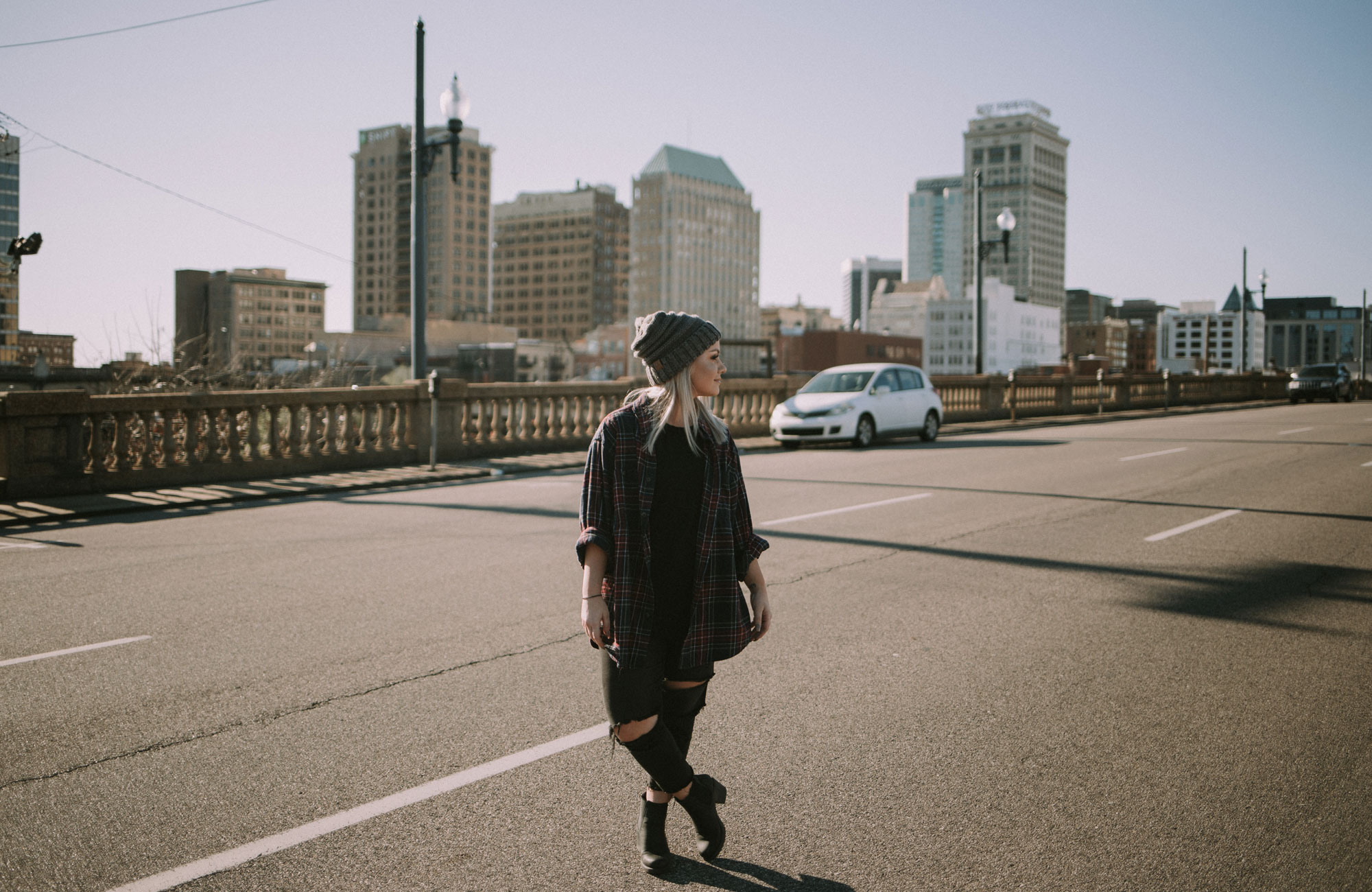 studerende står på en vej under hendes semester i udlandet