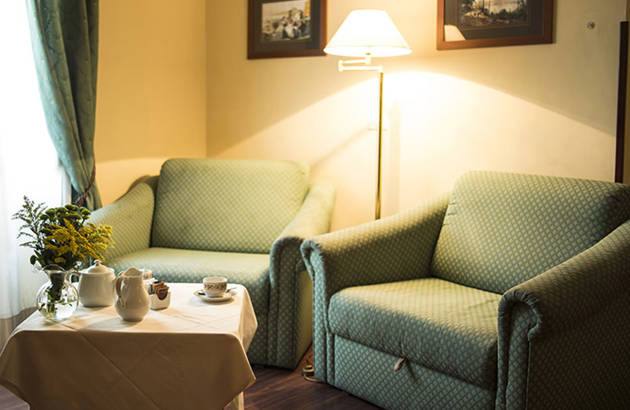 Lounge område på et værelse på Hotel Real Orto Botanico i Napoli
