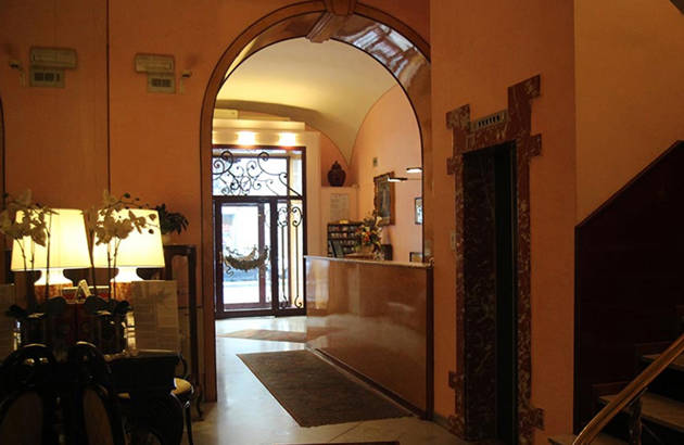 Receptionen på Hotel Nuovo Rebecchino i Italien