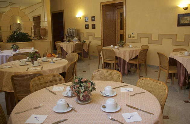 Restauranten på Hotel Nuovo Rebecchino i Napoli