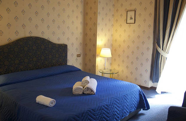 En seng på Hotel Nuovo Rebecchino i Napoli