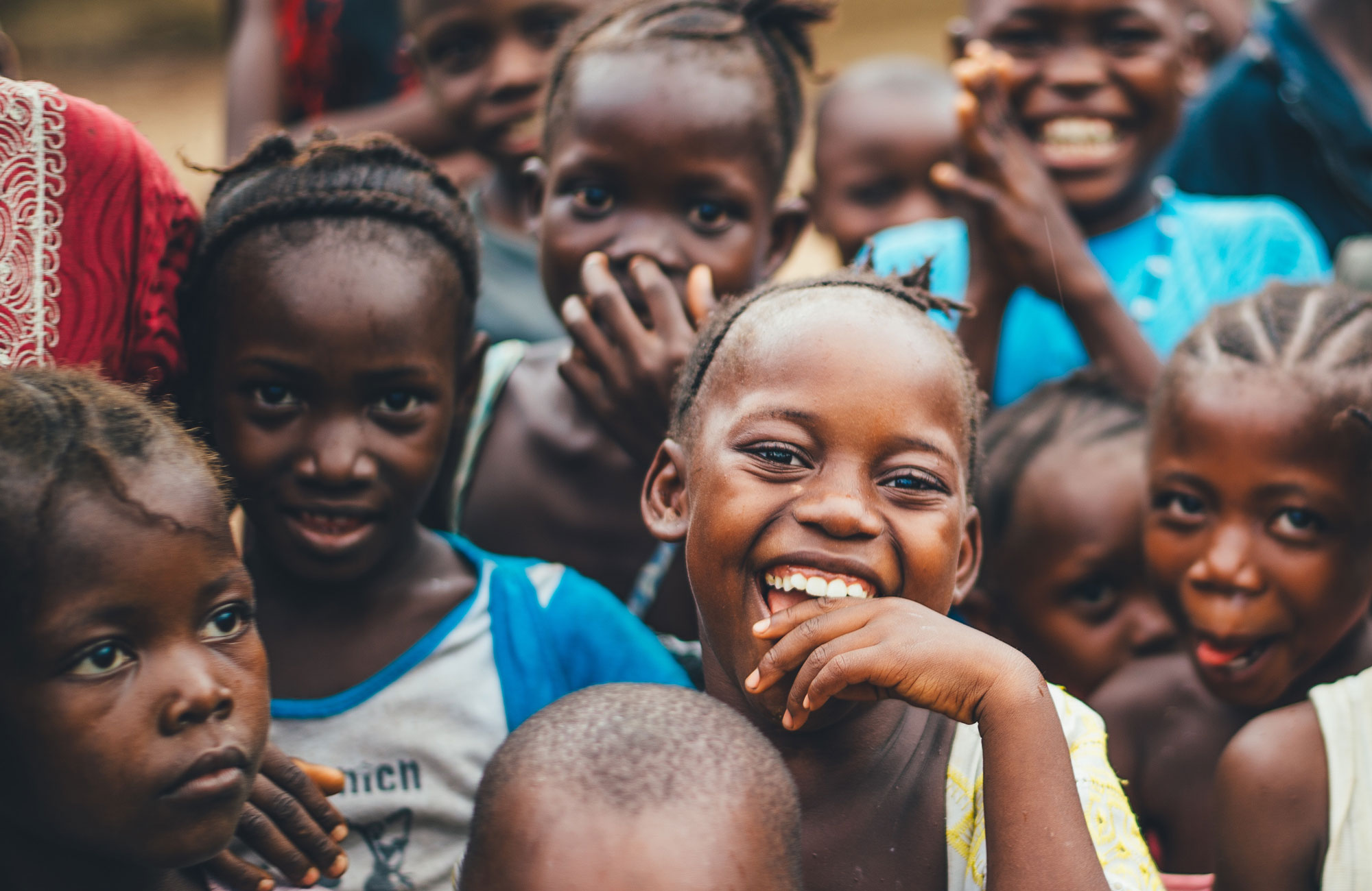 africa-volunteering-group-of-children-cover