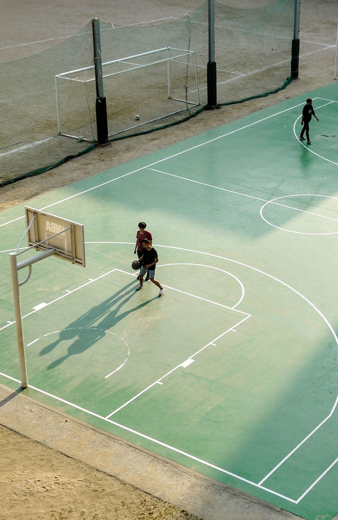 to unge studerende studerer til Idrætslærer i udlandet og øver basket