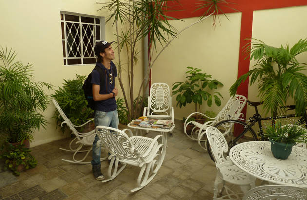 en ung studerende nyder livet på Casa Particulares i cuba