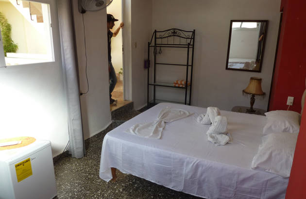 En seng der er pænt redt på Casa Particulares i Havana på Cuba