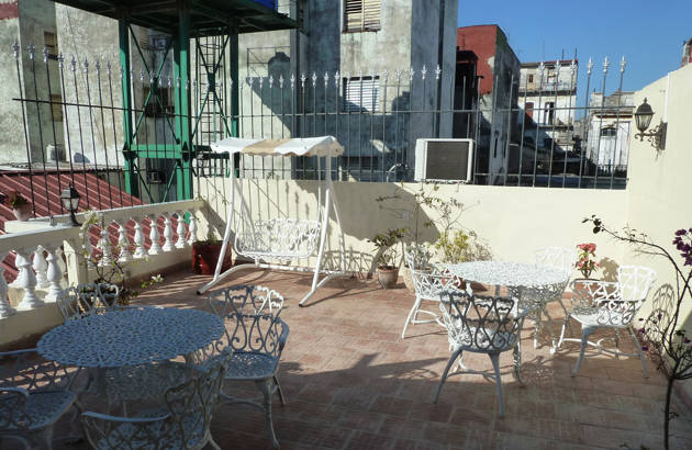 nyd morgenmaden på terrassen på Casa Particulares på Cuba