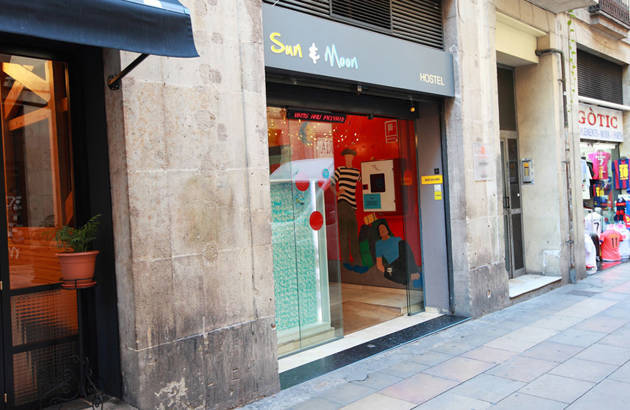 facaden på Hostal Sun & Moon i Barcelona til studieture og klasseture