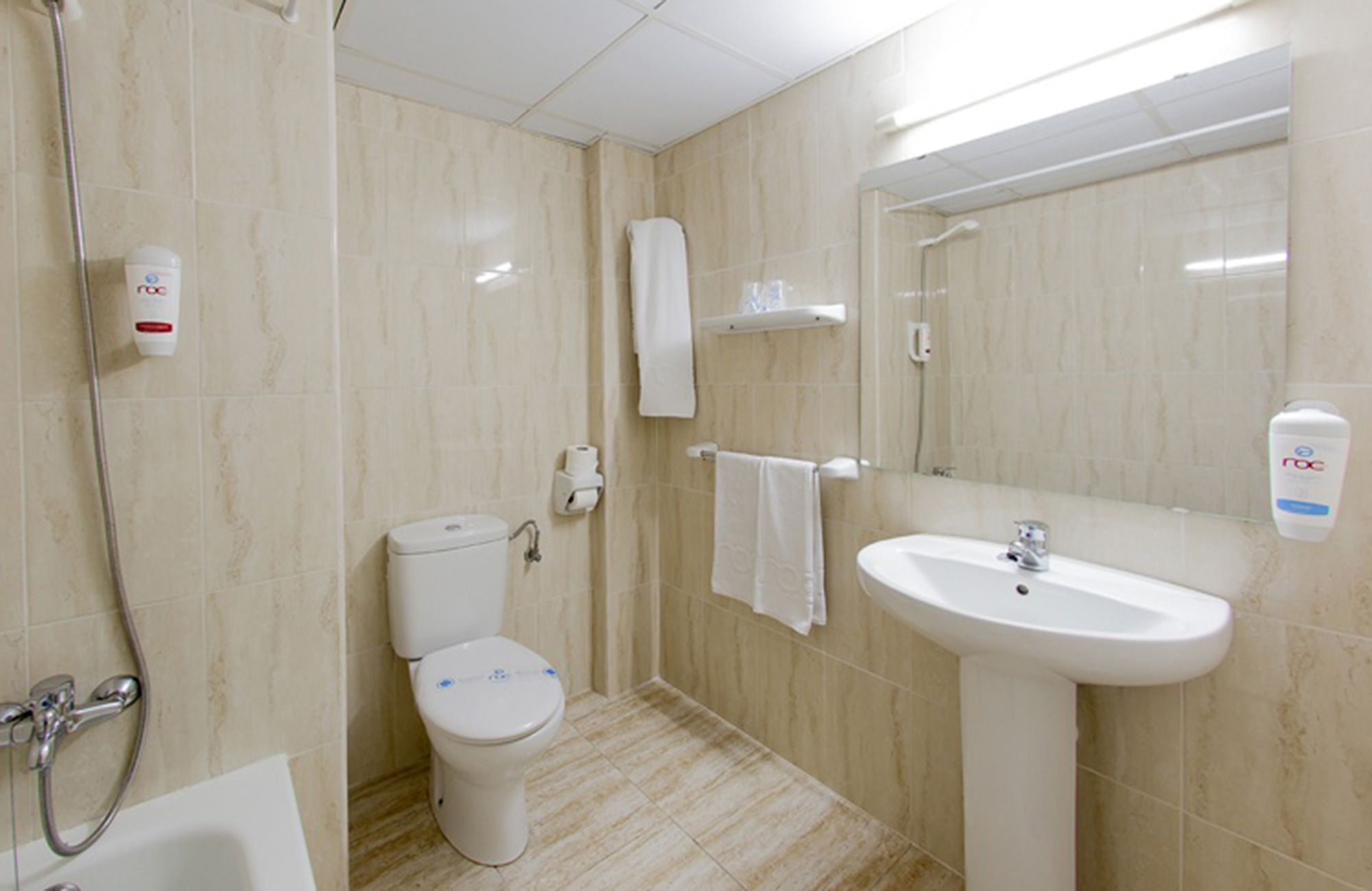 badeværelse på Roc Linda Hotel på Mallorca