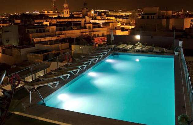Swimmingpool på Hotel Don Paco i Sevilla