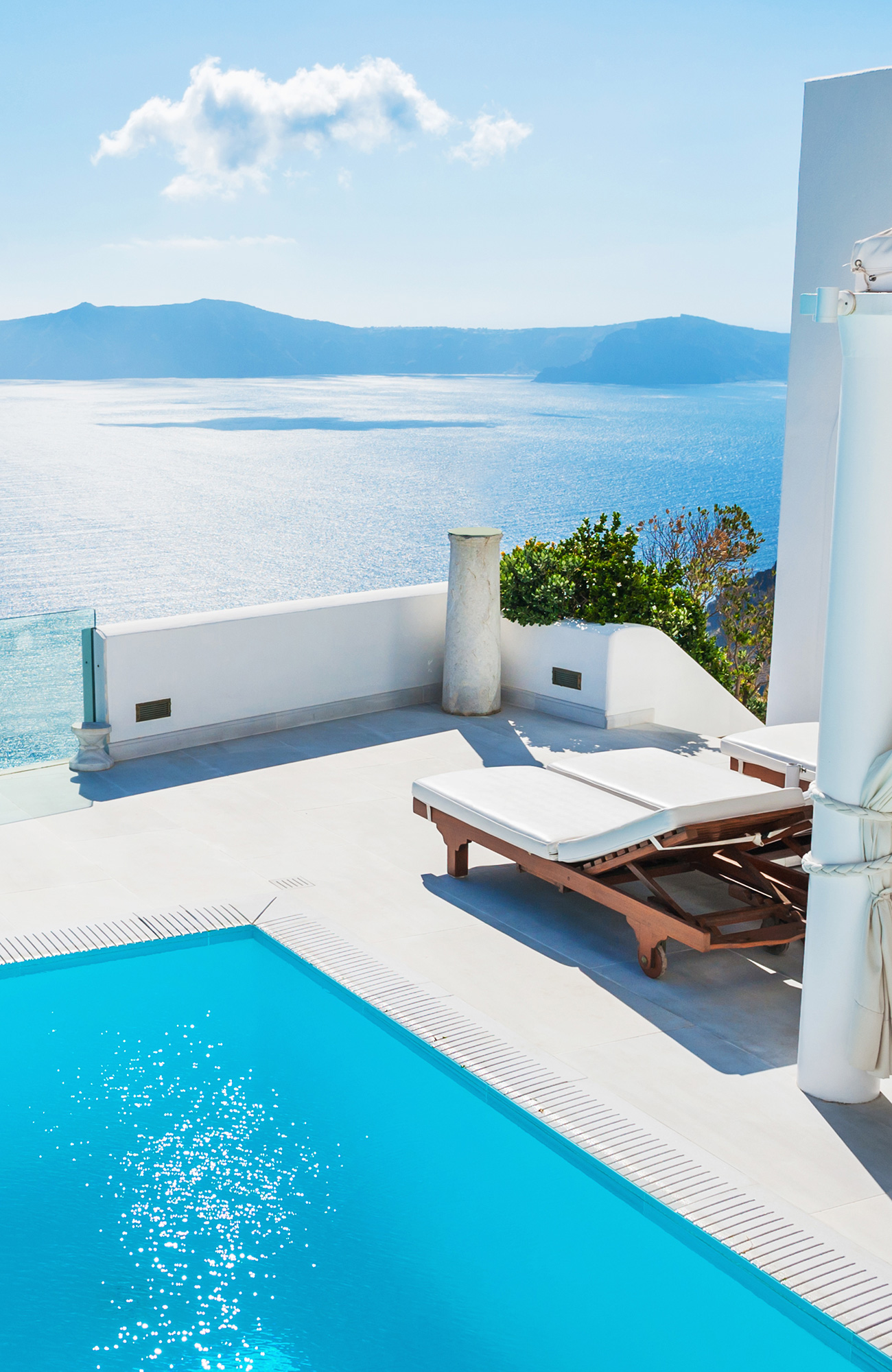 en pool ved havet et sted i Sydeuropa