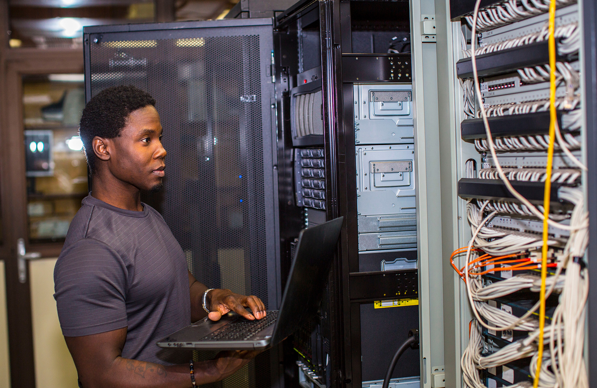 en studerende læser på en Informationssystem uddannelse