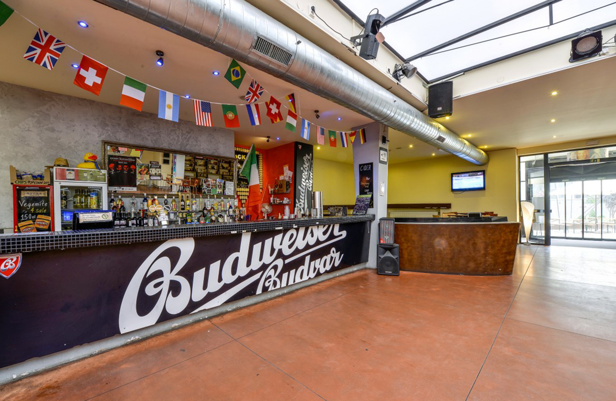 besøg baren på Plus Prague Hostel på jeres studietur til Prag