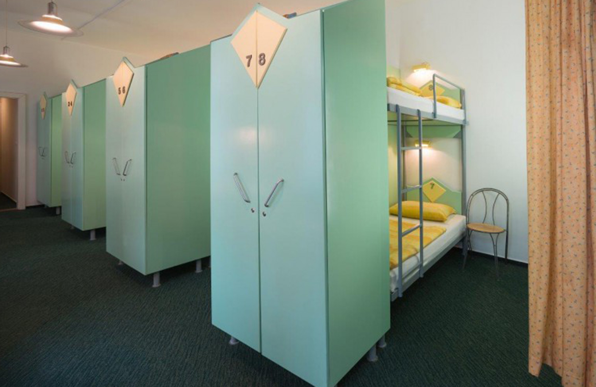 værelse på marco polo hostel i budapest med køjesenge