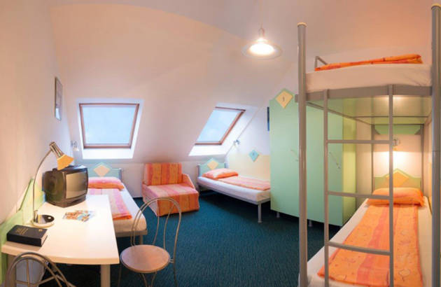 et værelse til fire personer på marco polo hostel i budapest