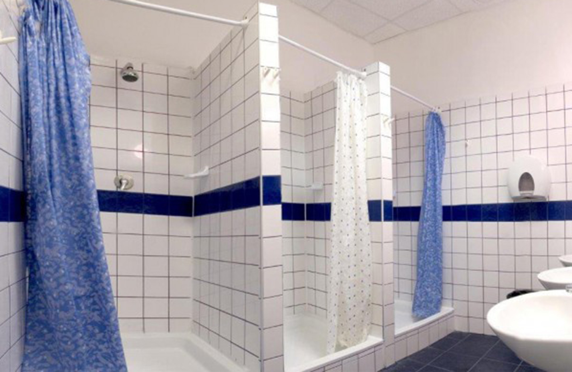 der er pæne badeværelser på All-Central Hostel på studieturen til budapest