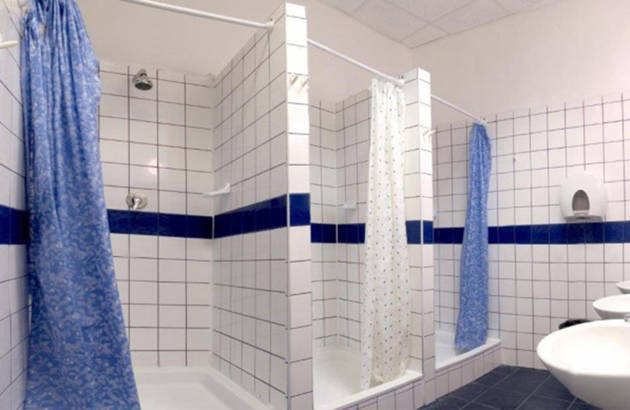 der er pæne badeværelser på All-Central Hostel på studieturen til budapest