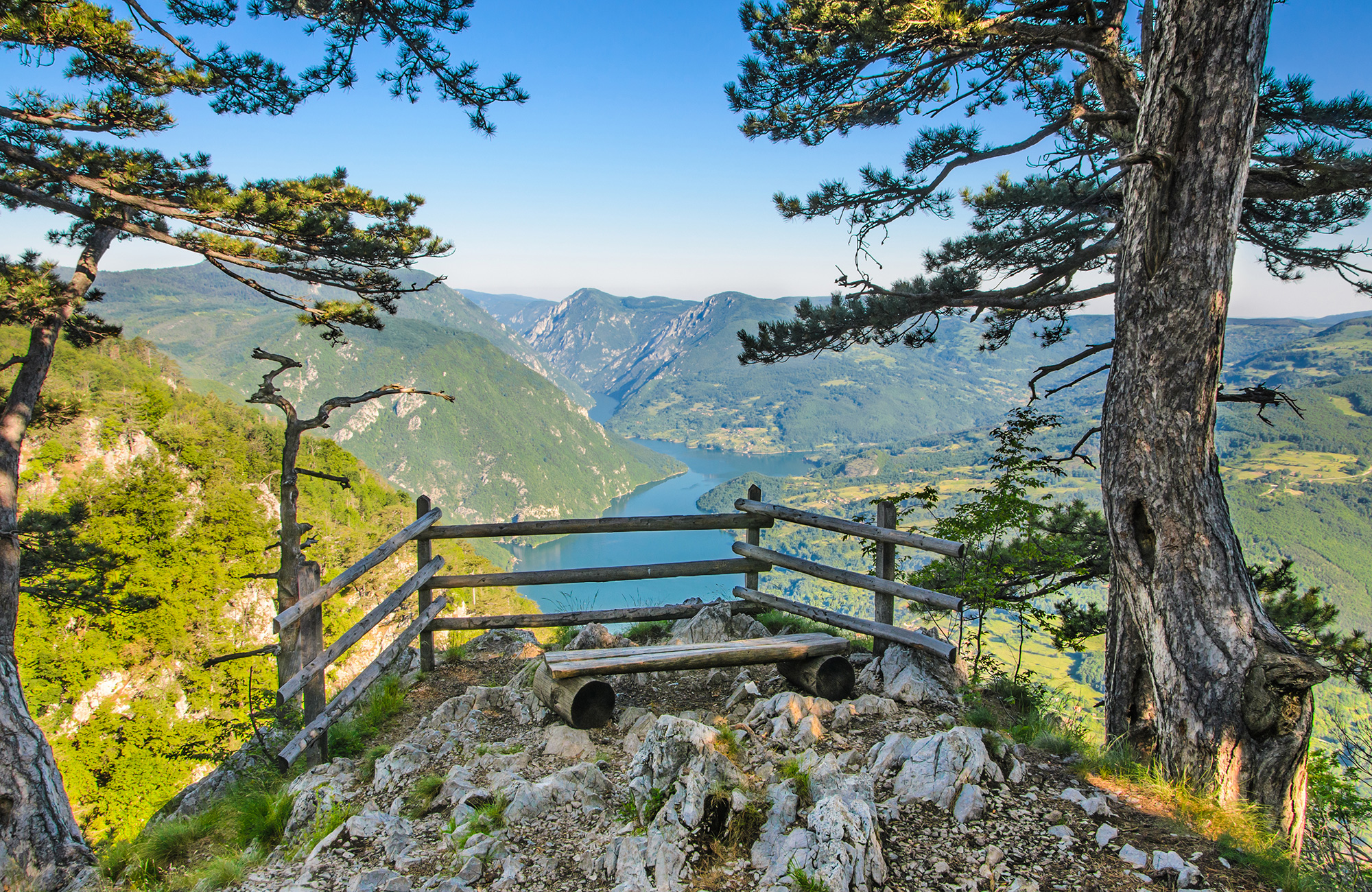 se bjerge og søer på jeres studietur til Serbien