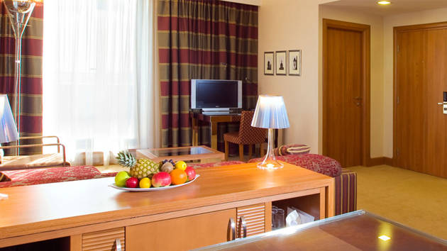 Rummelige værelser på Hotel International i Zagreb i Kroatien