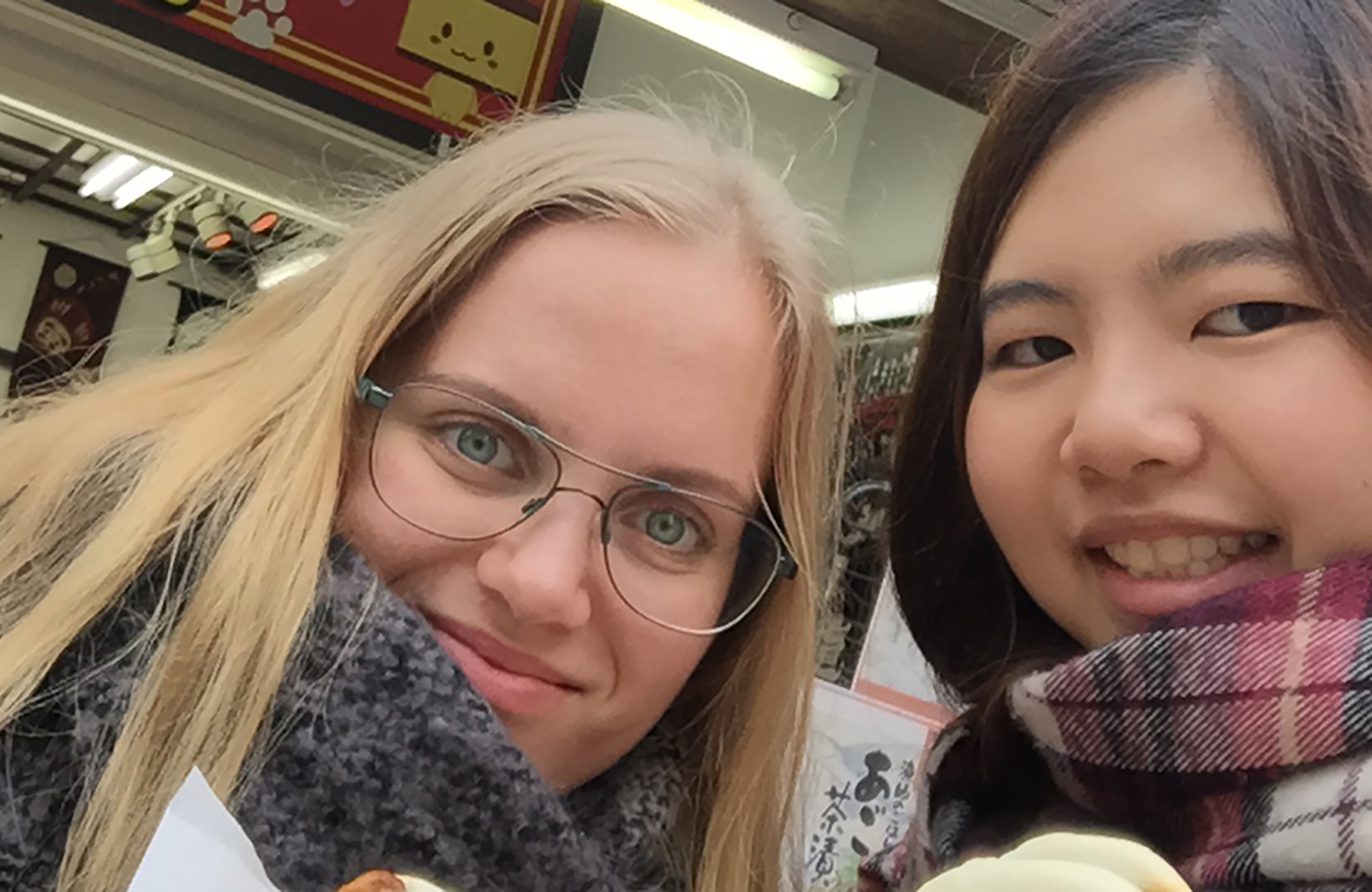 lissette studerer i japan og hygger med en japansk veninde