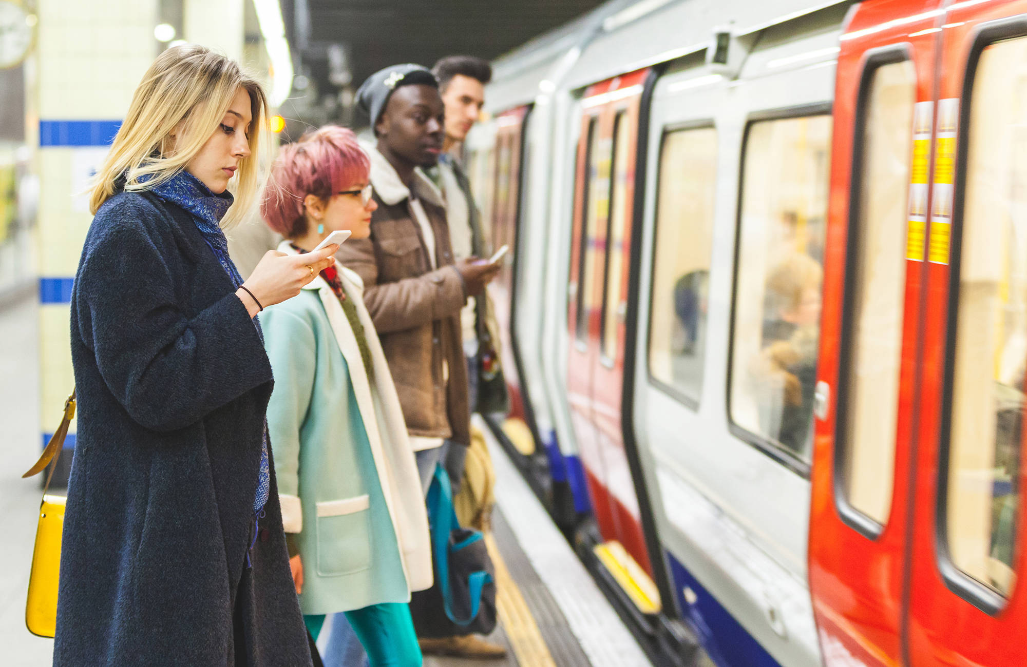 unge på skolerejse i london venter på metroen