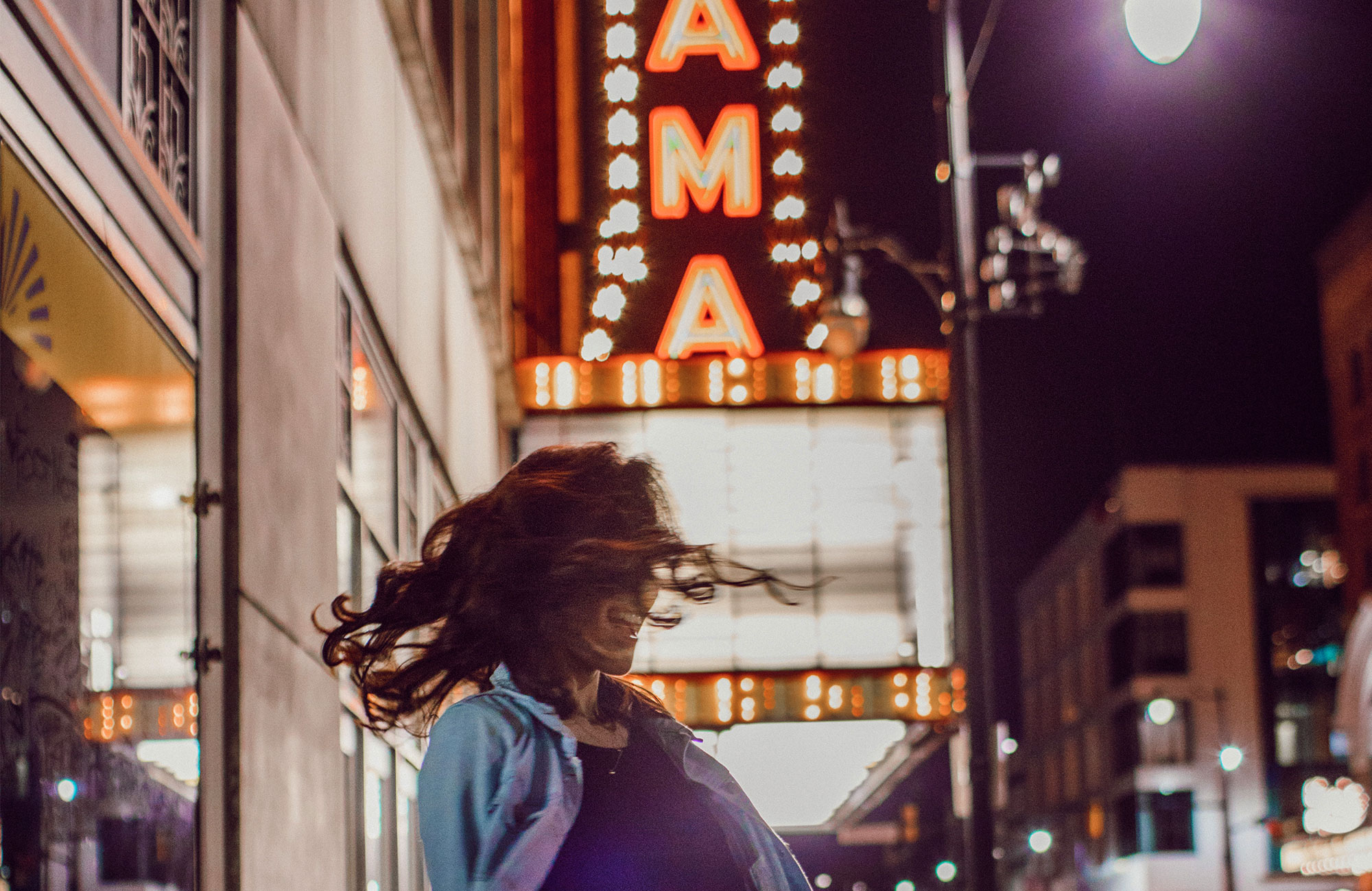 en pige er glad i new york og svinger håret fordi hun har fået J-1 visum til USA