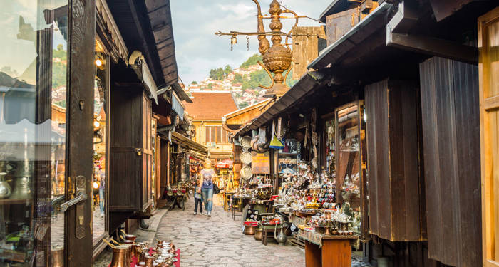Gå langs de snævre sidegader i Sarajevo