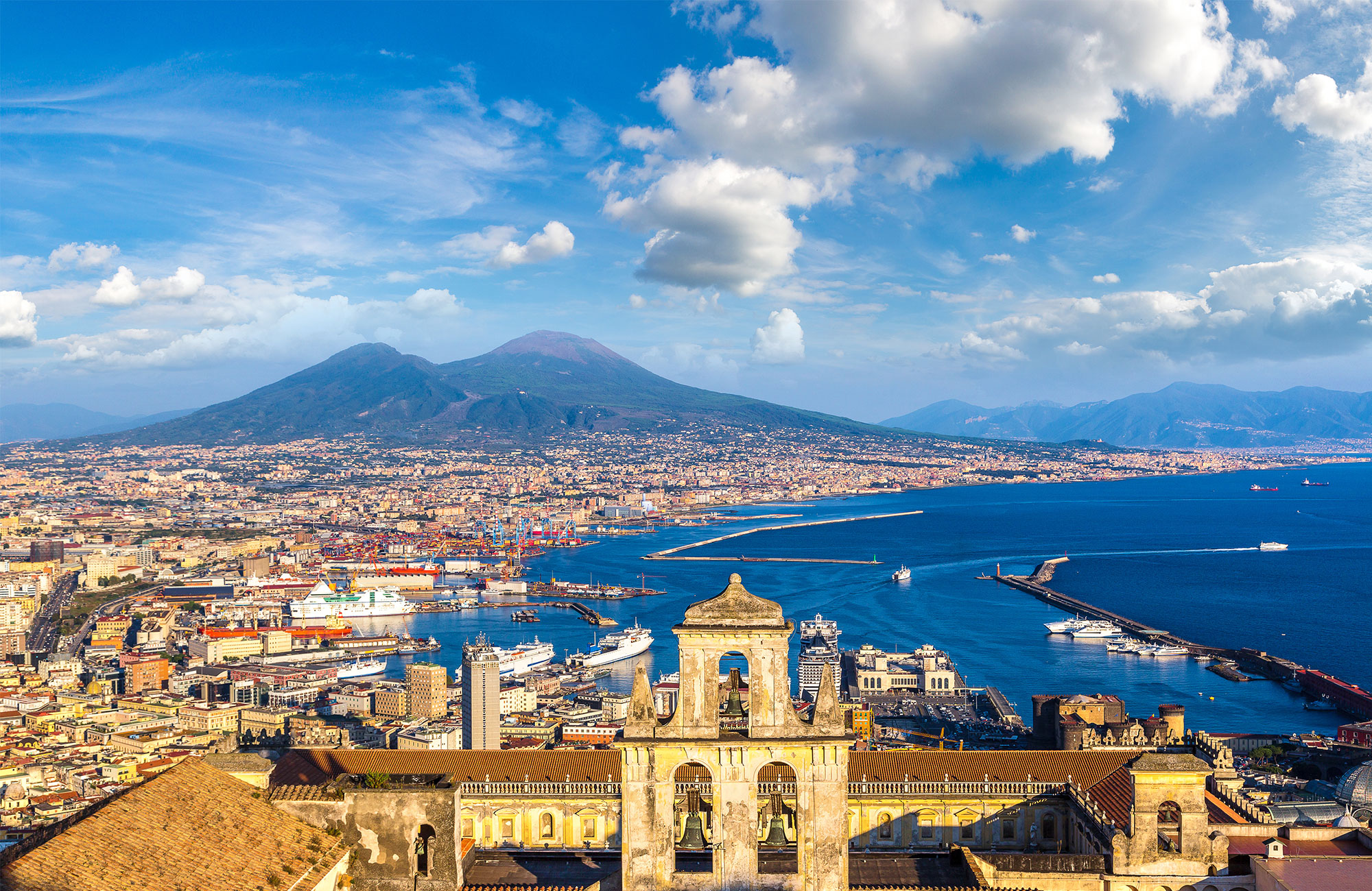 napoli og mont vesuvio / vesuv i baggrunden