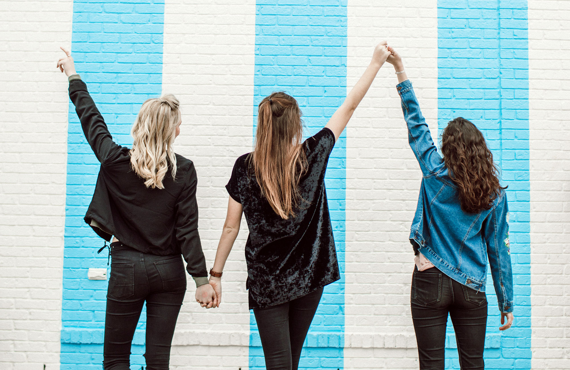 group-travel-three-women