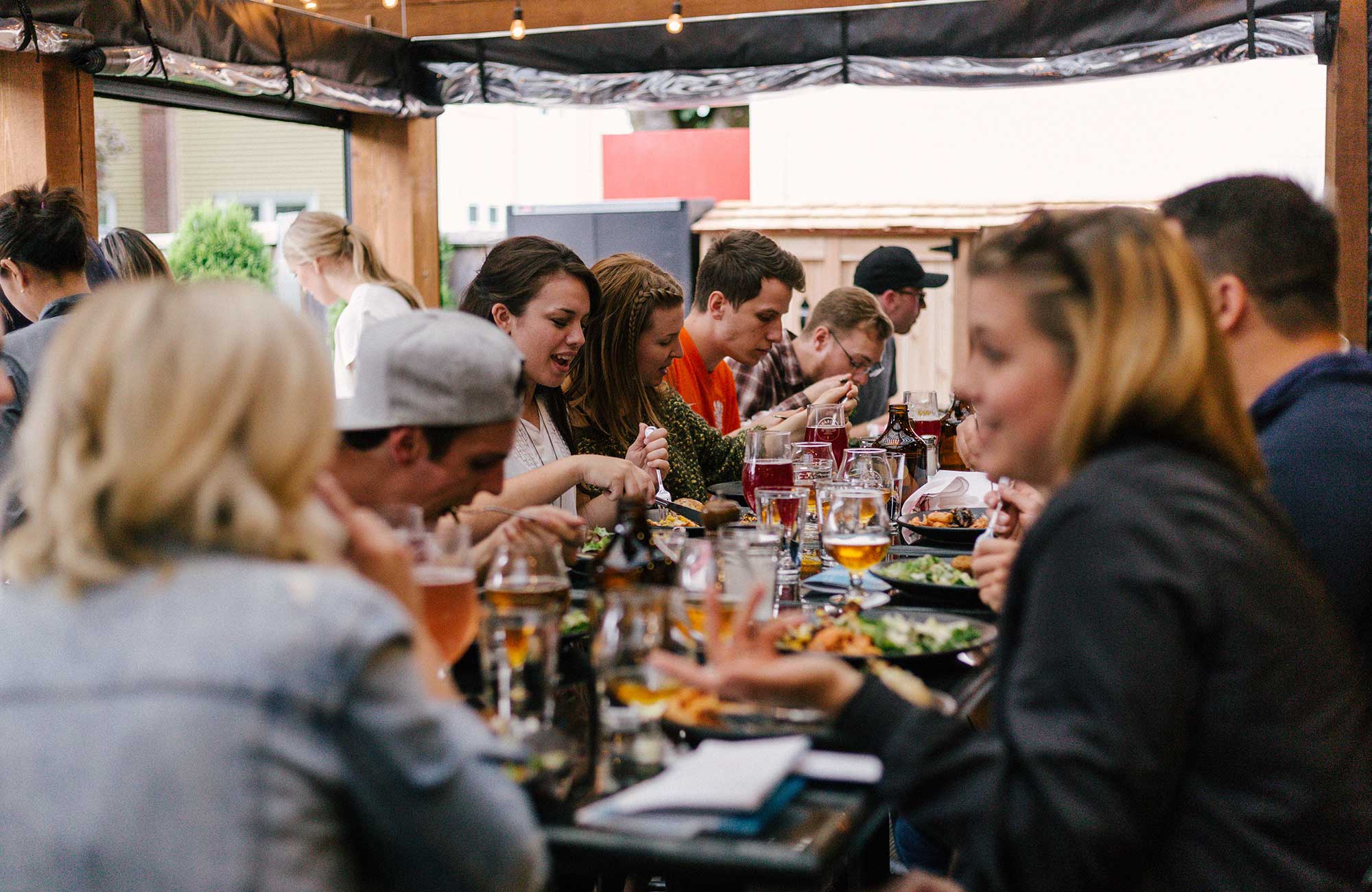 group-travel-people-eating