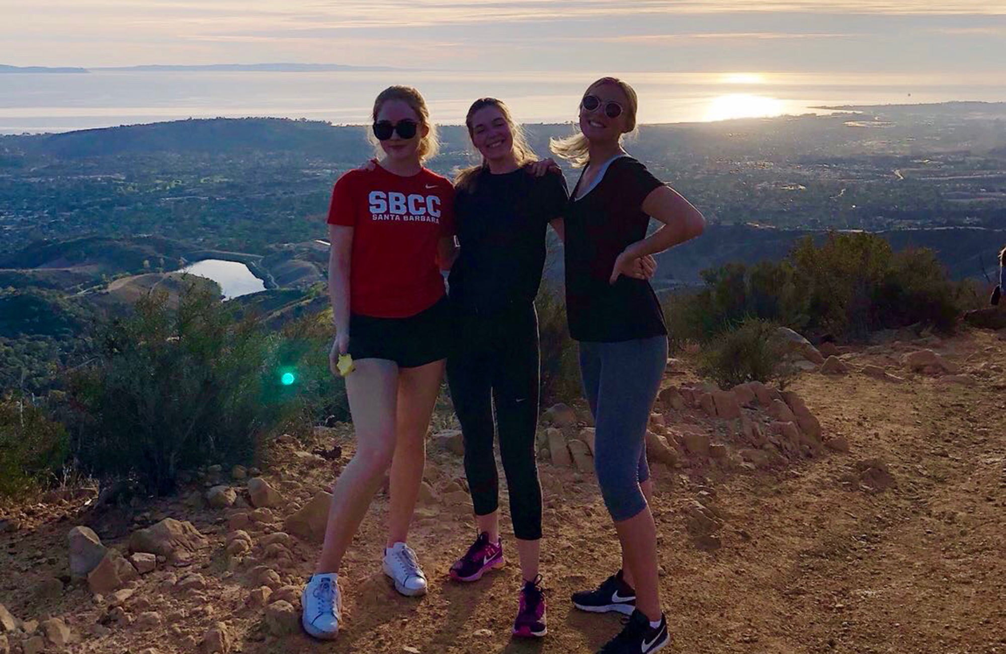 Hanna sammen med nogle veninder på Santa Barbara City College