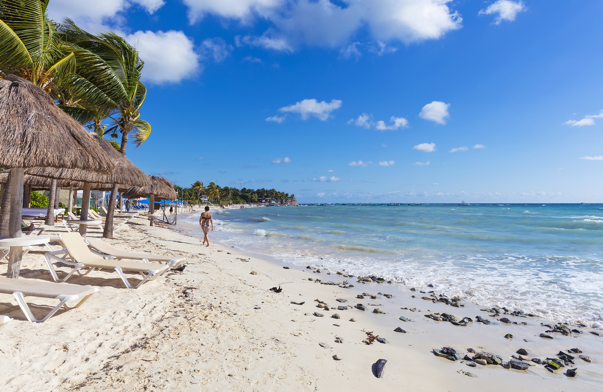 Vrouw wandelt op het strand Playa del Carmen in Mexico