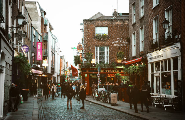 gå i de hyggelige gader på studieturen til Dublin