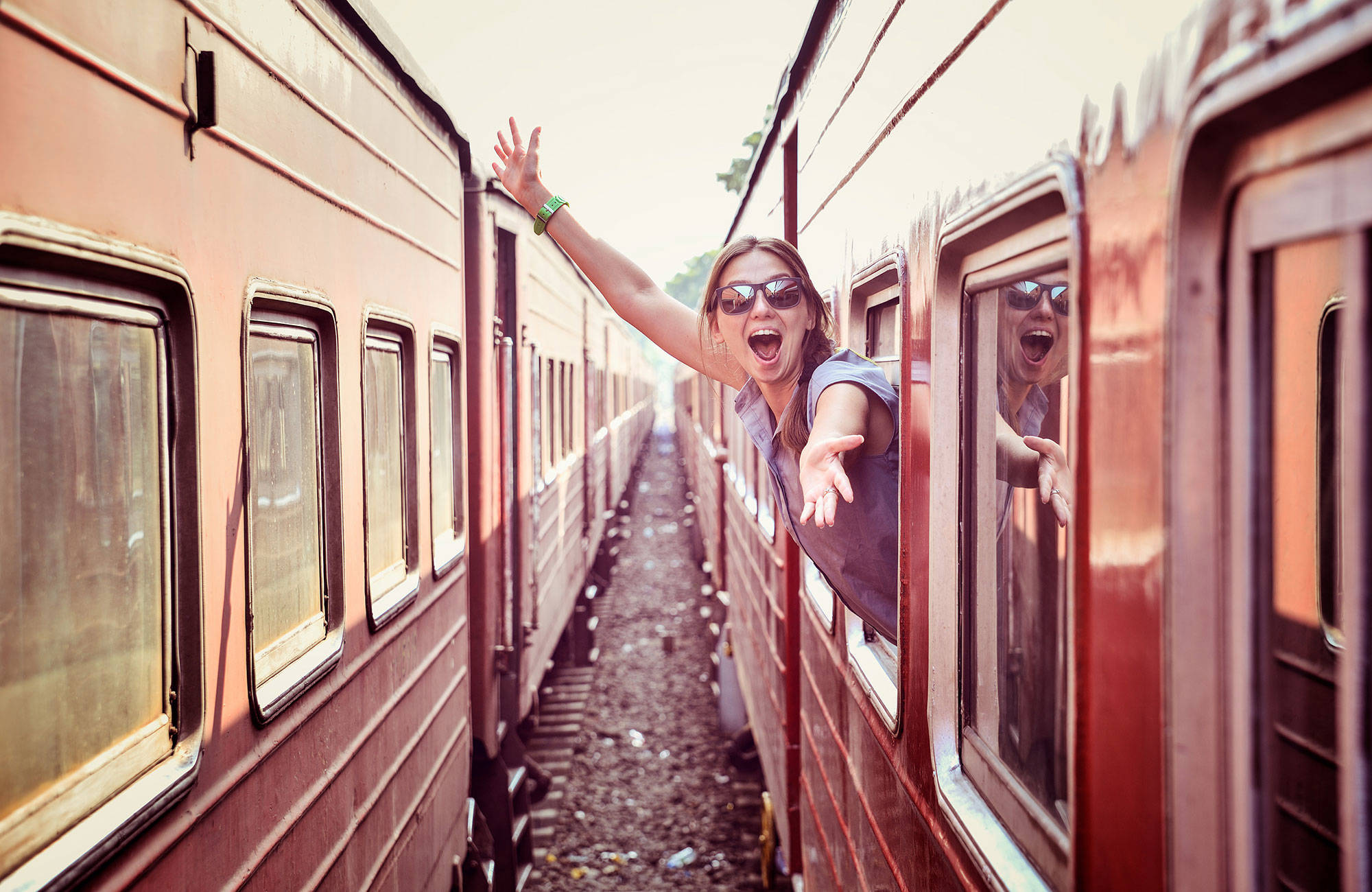 kvindelig studerende tager toget på årets studietur