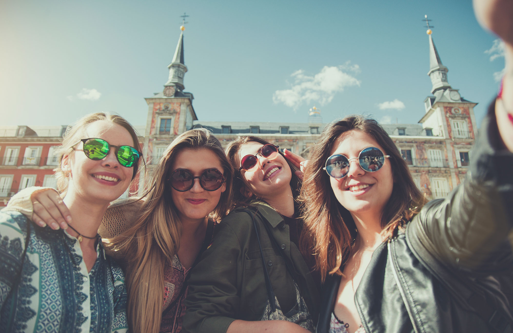 general-friends-girls-city-sightseeing-selfie