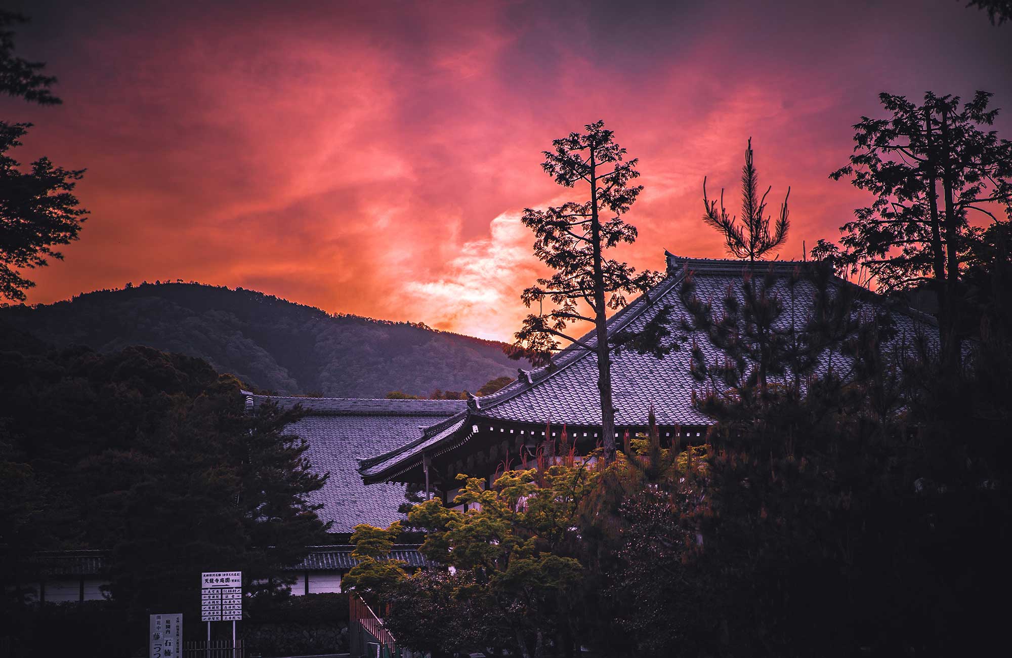 Tempel i Kyoto i solnedgången