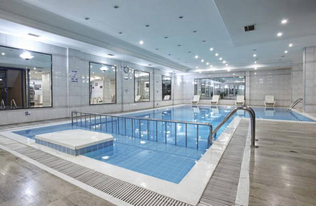 Swimmingpoolen på Grand Halic Hotel i Istanbul