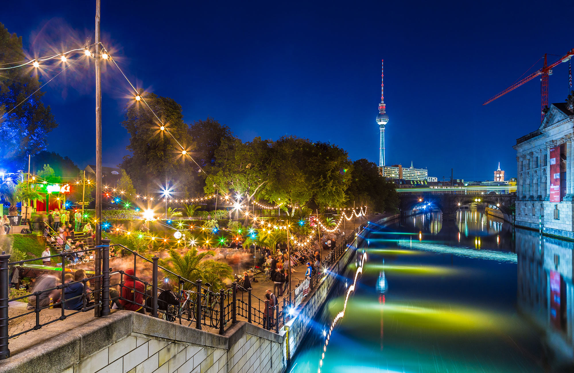 se berlin spree om aftenen på grupperejsen til berlin