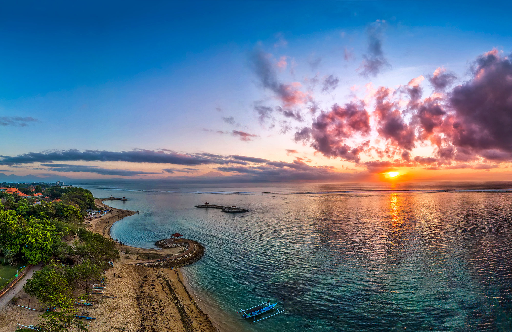 Strand under solnedgang i byen Sanur på Bali, Indonesien