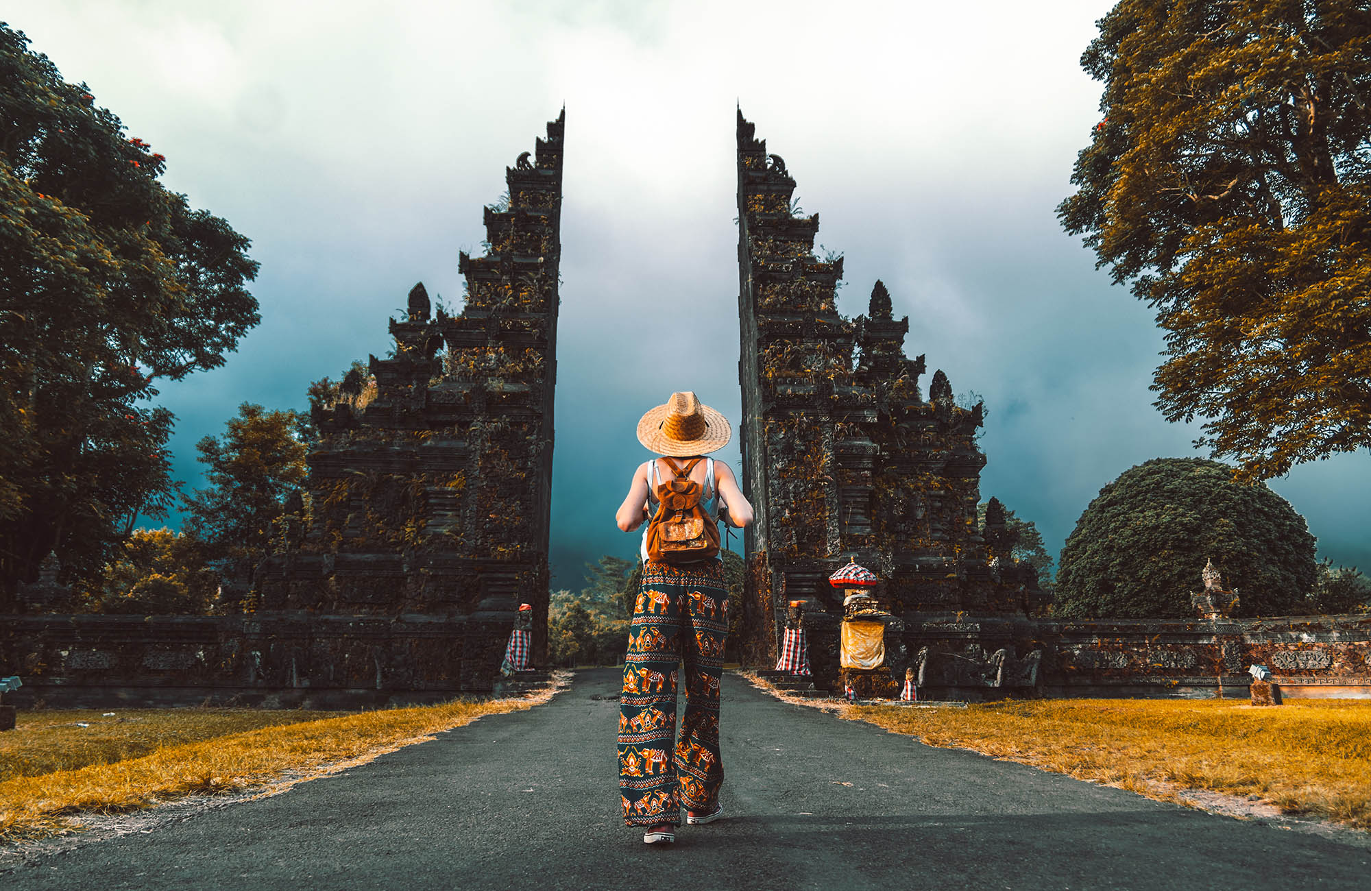 Kvindelig rejsende foran en Candi Bentar port i Bedugul på Bali