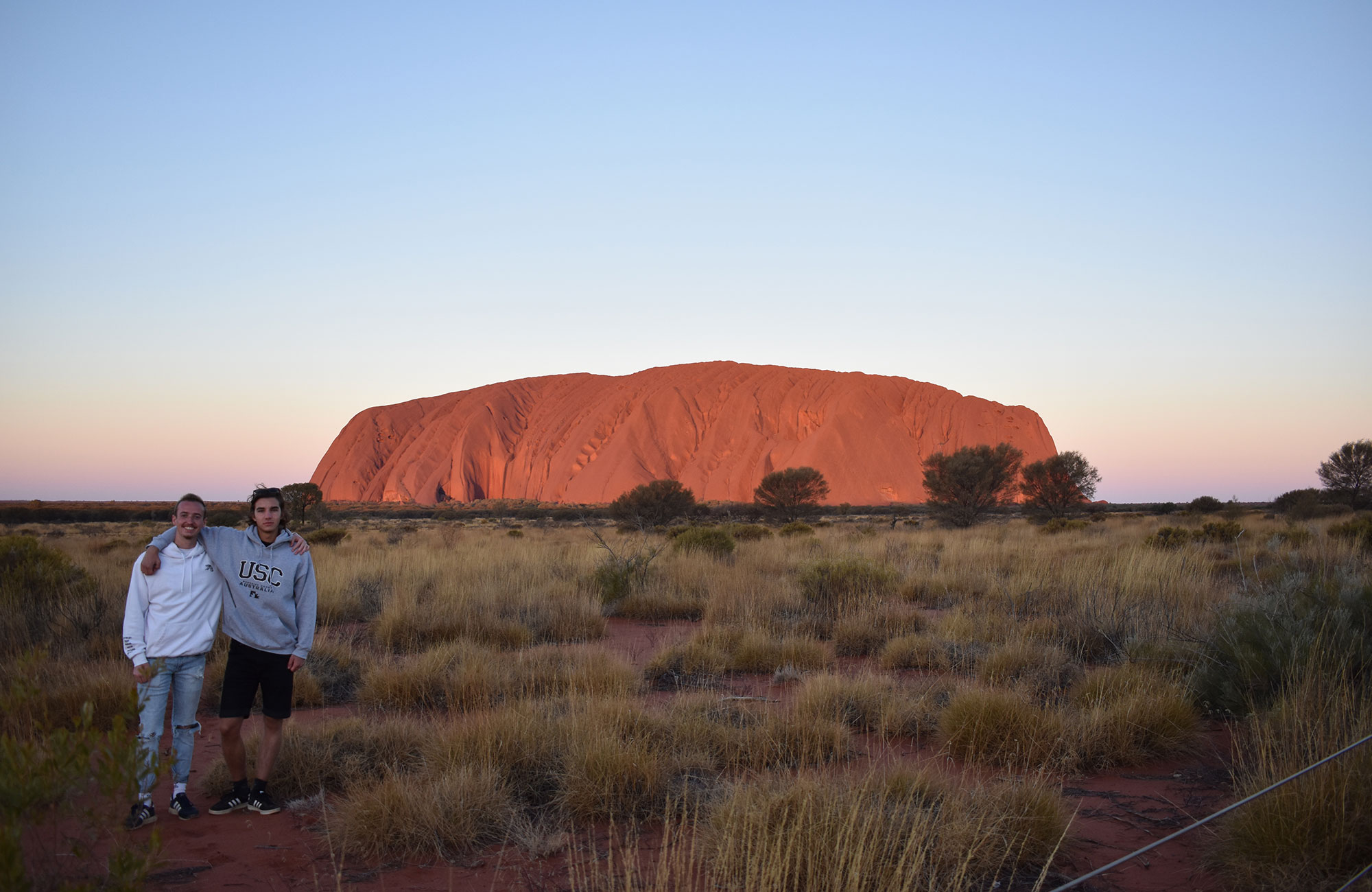 oliver og en ven ved uluru i australien