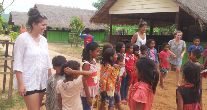 arbejd frivilligt i den lille landsby Samraong