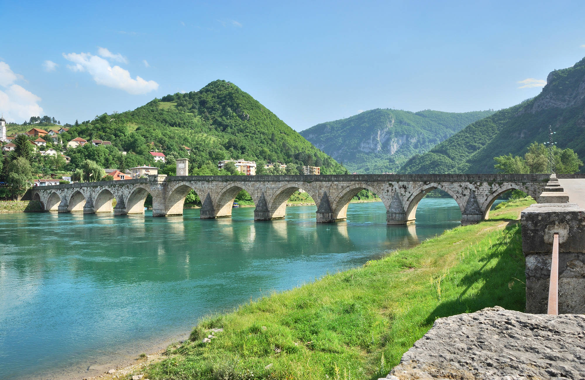 broen i mostar er et must på din rejse til bosnien i balkan