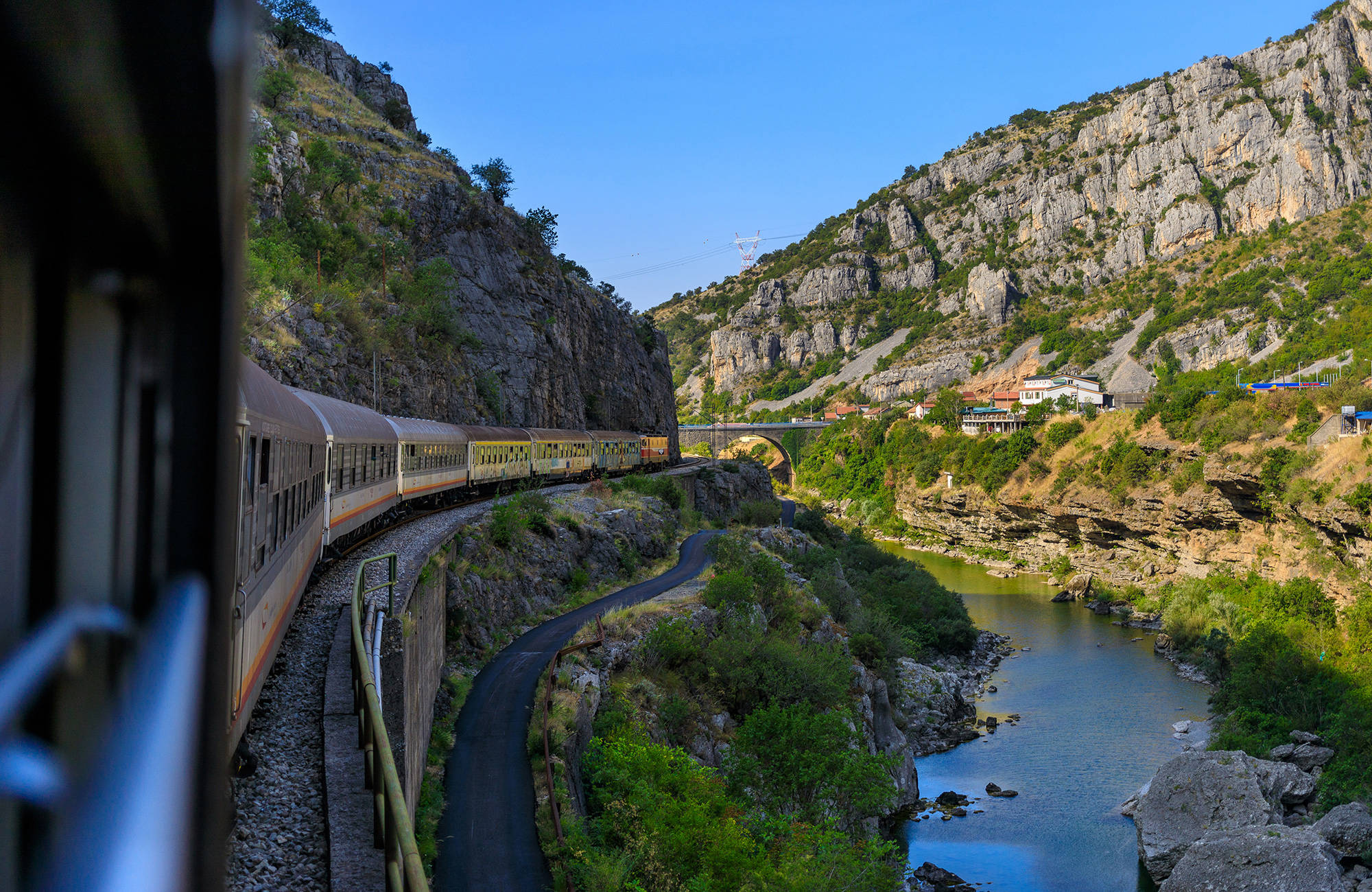 Rejs med tog igennem Montenegro