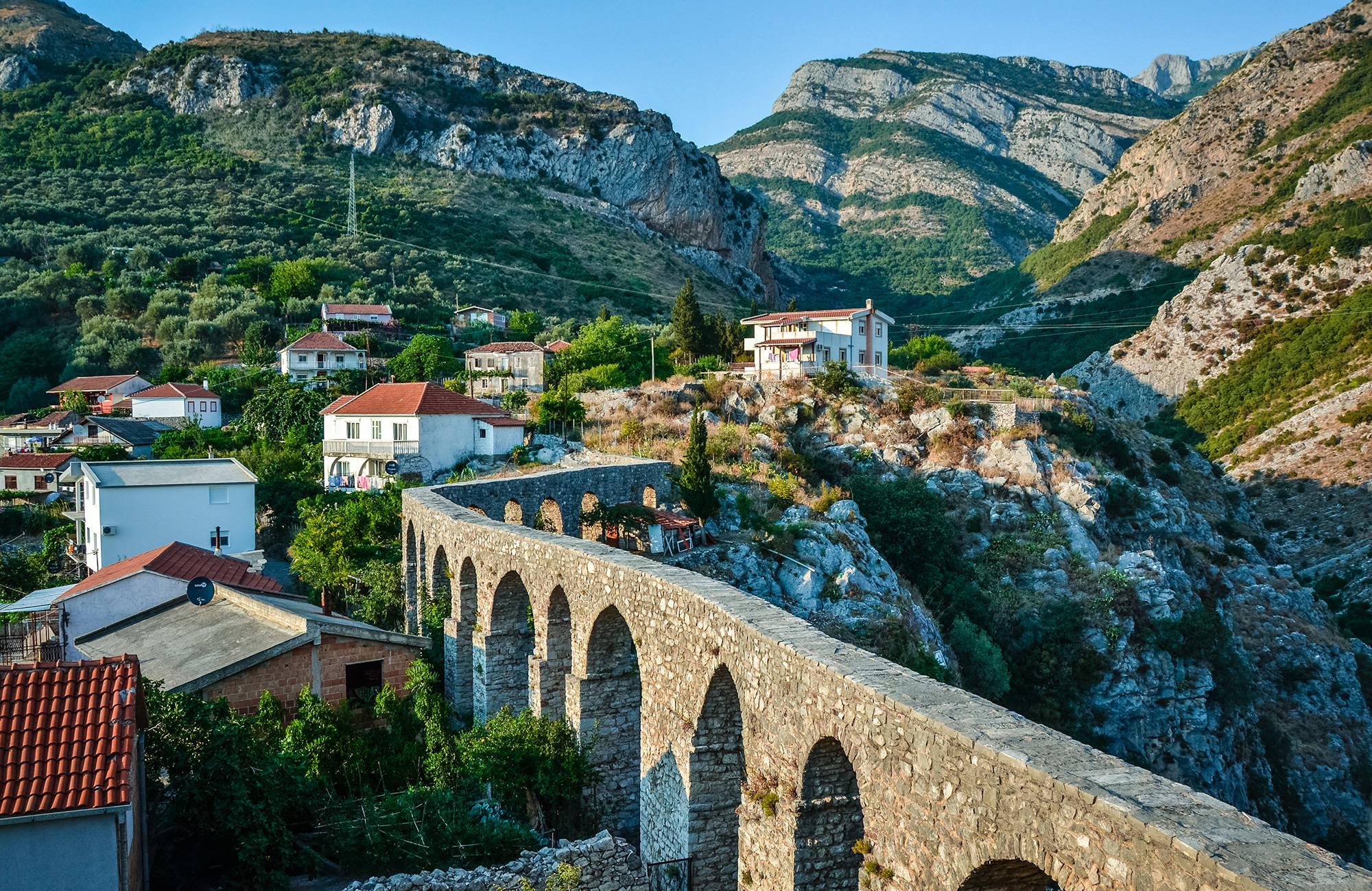 Besøg den tyrkiske akvædukt Stari Bar i Montenegro