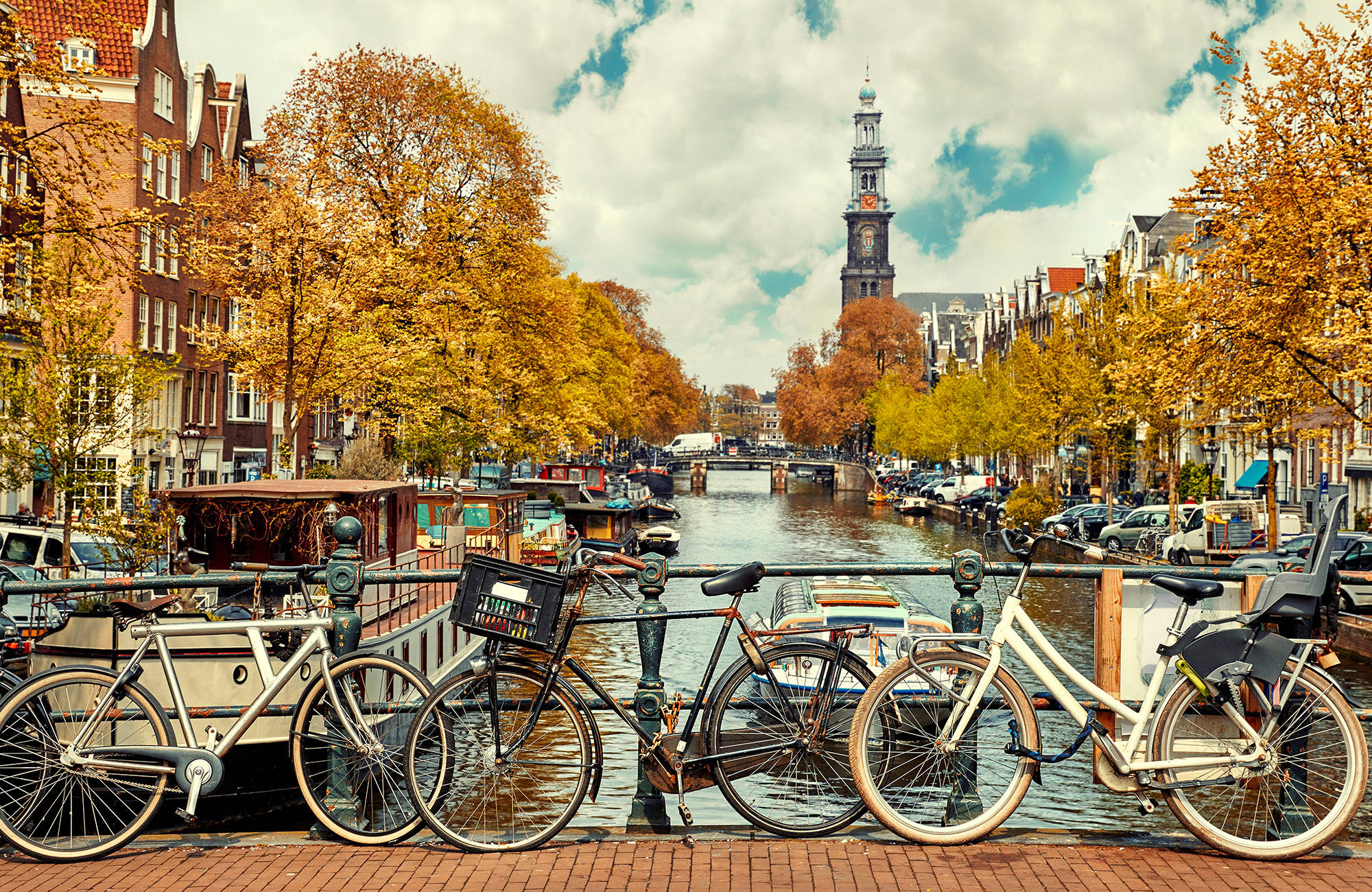 tag på cykeltur ved kanalerne på skolerejsen til Amsterdam