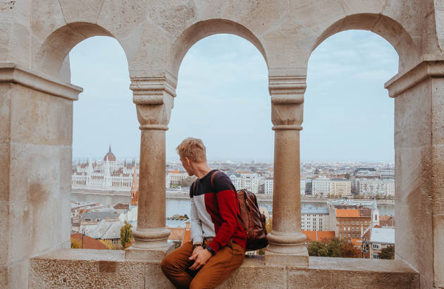 ung fyr nyder buda castle udsigten på studierejsen til Budapest