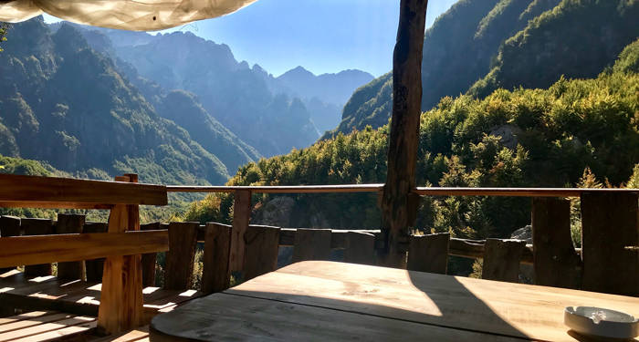Nyd et lækkert måltid i de albanske bjerge