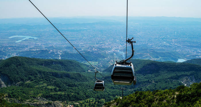 Tag en tur i kabelvognene og nyd udsigten over Tirana fra oven