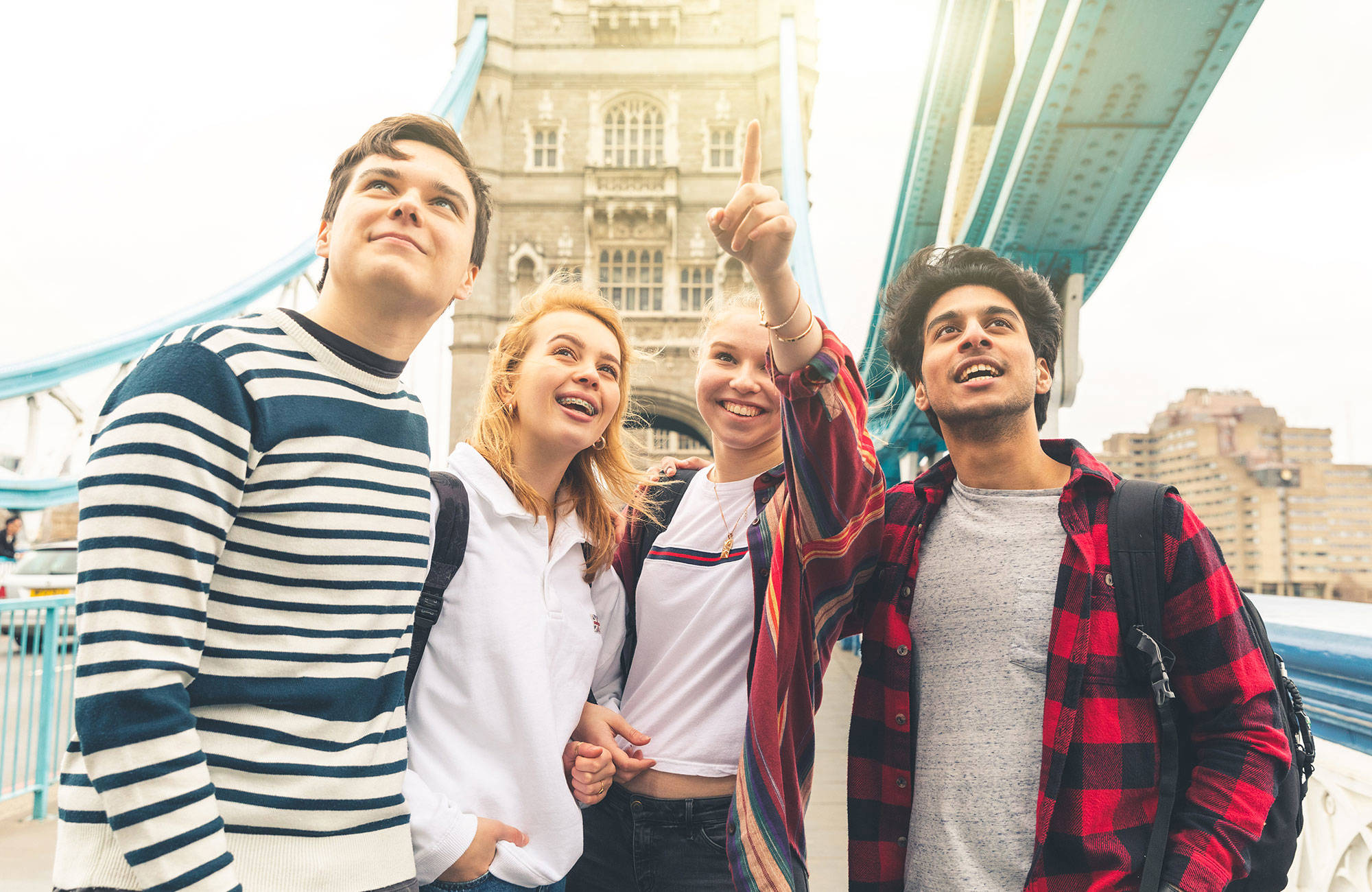 en ung gruppe på skolerejse i london foran Tower Bridge