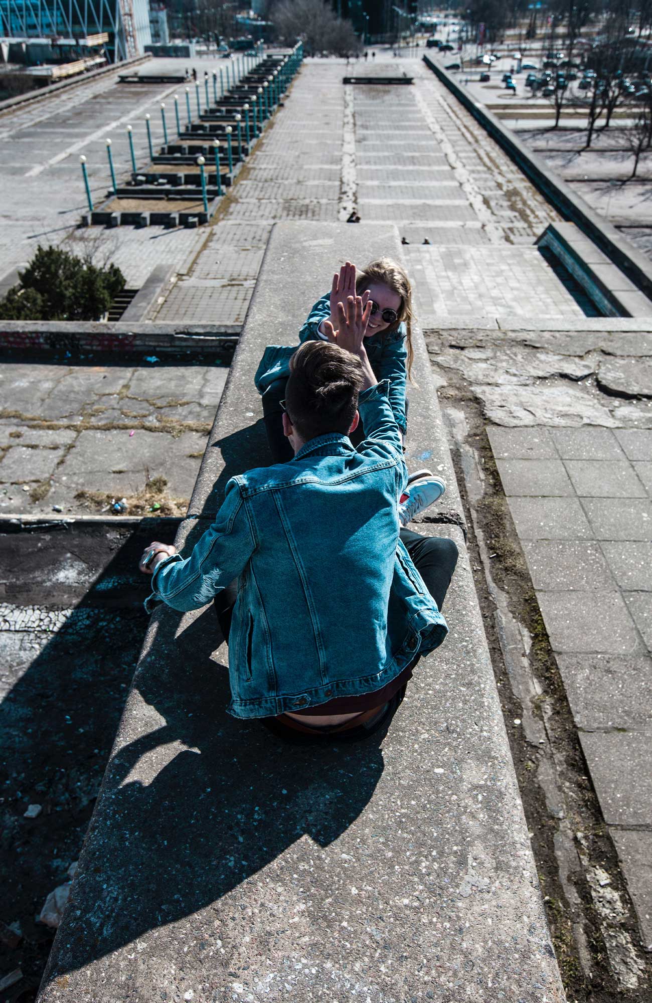 Elever giver high-five på klasserejse